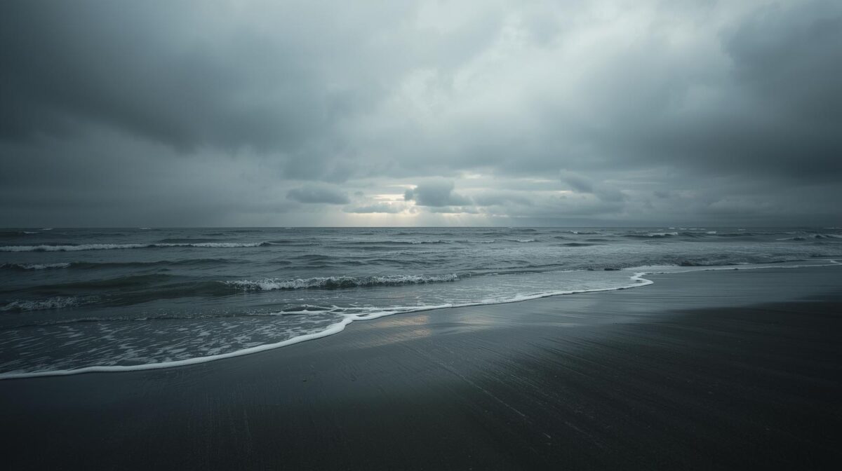 穏やかな波の海と、雲の間から差し込む光。