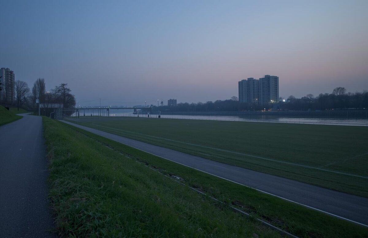 夕方の土手沿いの道